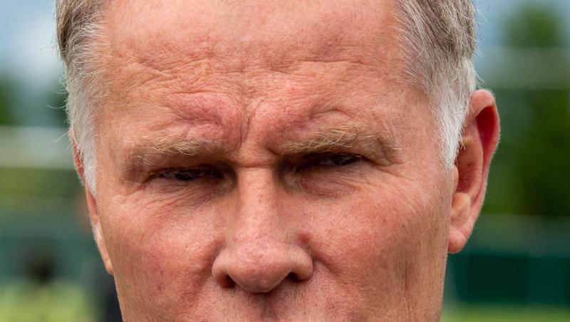Sportdirektor Stefan Reuter gibt ein Interview.
