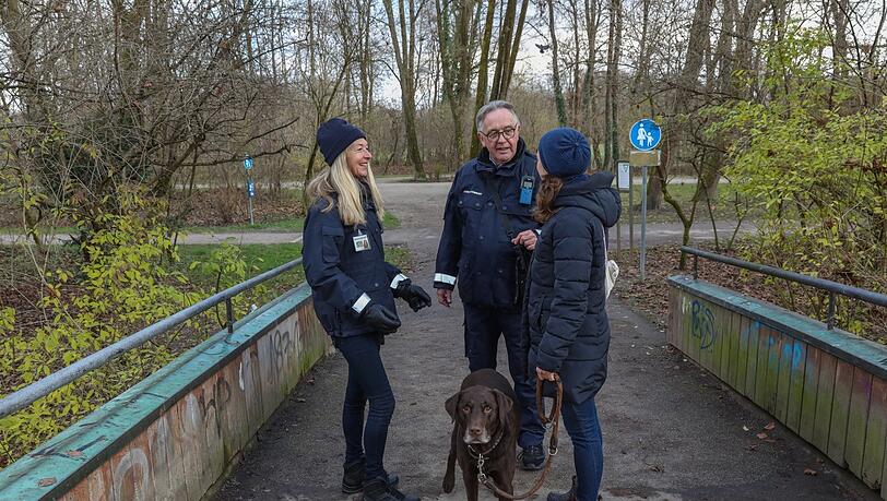 Hundebesitzerin Noelia (41) muss ihren Hund Teddy (7) an die Leine nehmen, denn er ist größer als kniehoch. Hundebesitzerin Noelia (41) muss ihren Hund Teddy (7) an die Leine nehmen, denn er ist größer als kniehoch.