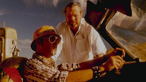 Johnny Depp (l.) mit Regisseur Terry Gilliam hinter den Kulissen von "Fear and Loathing in Las Vegas".