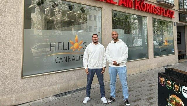 Manuel Käsche (r.) und Leon Glowna haben eine Mission: "Wir wollen Cannabis aus der Schmuddelecke holen", sagt der 30-jährige Glowna. Dass sie sich auf Cannabis spezialisieren, sagen sie offen.