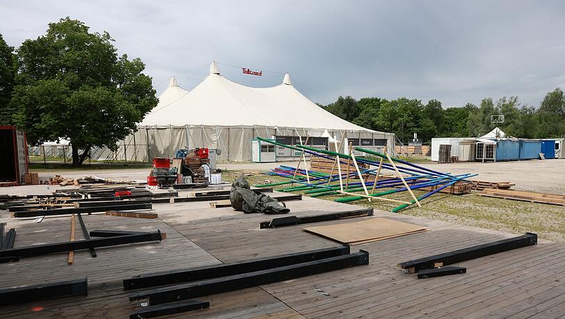 Noch wird aufgebaut, aber schon in zwei Wochen geht es los mit dem Tollwood Sommerfestival. Noch wird aufgebaut, aber schon in zwei Wochen geht es los mit dem Tollwood Sommerfestival.