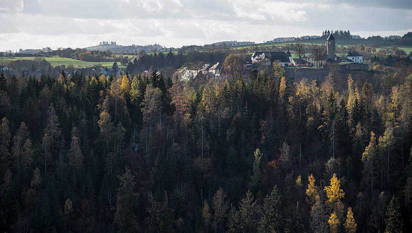 Die Burg von Lichtenberg. Von hier aus soll die Lohbachtalbrücke über das Lohbachtal gebaut werden. Das Projekt "Frankenwaldbrücken" umfasst zwei geplante Fußgängerbrücken: die "Frankenwaldbrücke" oder "Höllentalbrücke", die das Höllental überspannt, und die zweite "Lohbachtalbrücke", die die Anbindung der ersten Brücke an die Höllentalstadt Lichtenberg herstellt. Die Burg von Lichtenberg. Von hier aus soll die Lohbachtalbrücke über das Lohbachtal gebaut werden. Das Projekt "Frankenwaldbrücken" umfasst zwei geplante Fußgängerbrücken: die "Frankenwaldbrücke" oder "Höllentalbrücke", die das Höllental überspannt, und die zweite "Lohbachtalbrücke", die die Anbindung der ersten Brücke an die Höllentalstadt Lichtenberg herstellt.
