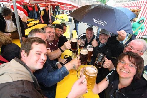 Regen oder Sonnenschein - völlig egal: die Besucher beim Bierfest im Burggraben lassen sich das Vergnügen nicht verhageln.