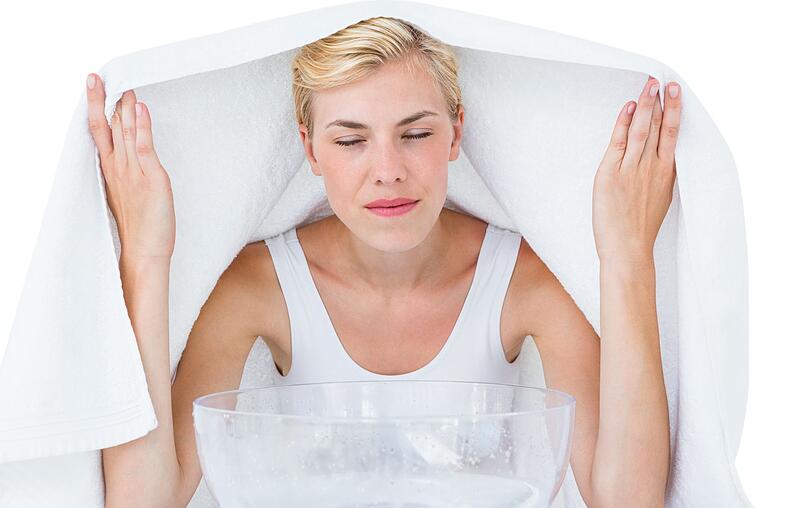 Zugegeben, nicht jedem schmeckt ein Sirup aus Zwiebeln. Alternativ können Sie aber auch inhalieren. Schneiden Sie eine Zwiebel in kleine Stücke und kochen Sie in etwa zwei Liter Wasser auf. Dann den Zwiebeldampf inhalieren. Zugegeben, nicht jedem schmeckt ein Sirup aus Zwiebeln. Alternativ können Sie aber auch inhalieren. Schneiden Sie eine Zwiebel in kleine Stücke und kochen Sie in etwa zwei Liter Wasser auf. Dann den Zwiebeldampf inhalieren.