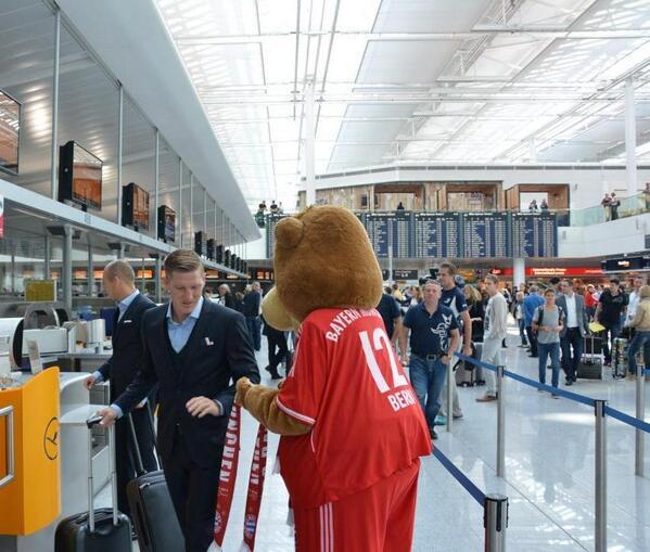 Die Bayern auf dem Weg nach Prag zum Supercup. Auch Vize-Kapitän Bastian Schweinsteiger ist mit an Board.