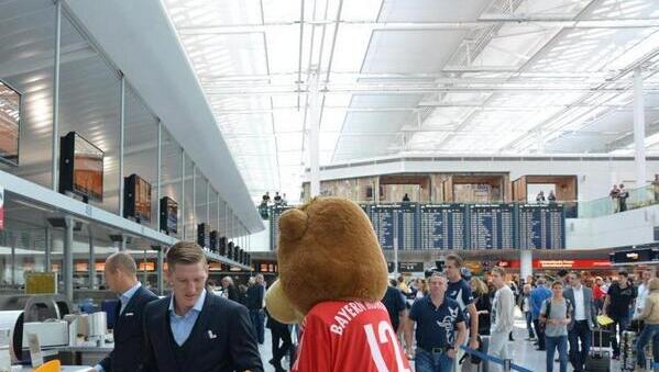 Die Bayern auf dem Weg nach Prag zum Supercup. Auch Vize-Kapitän Bastian Schweinsteiger ist mit an Board. Die Bayern auf dem Weg nach Prag zum Supercup. Auch Vize-Kapitän Bastian Schweinsteiger ist mit an Board.