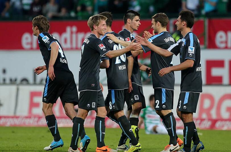 Glücklich in Fürth: Die Löwen-Spieler jubeln nach dem Abpfiff über den 2:1-Sieg bei den Kleeblättern.