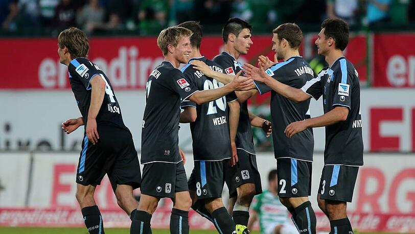 Glücklich in Fürth: Die Löwen-Spieler jubeln nach dem Abpfiff über den 2:1-Sieg bei den Kleeblättern. Glücklich in Fürth: Die Löwen-Spieler jubeln nach dem Abpfiff über den 2:1-Sieg bei den Kleeblättern.