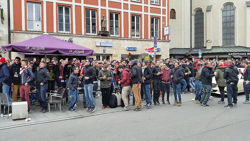 Amateur-Derby: FC Bayern II gegen den TSV 1860 II - Fans treffen sich in den Innenstadt. Die Bilder...