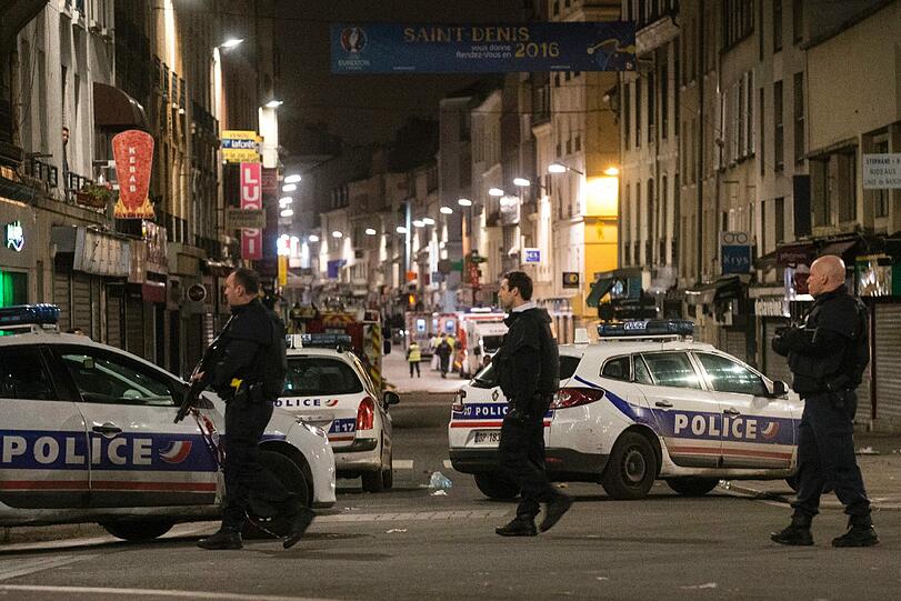 Polizeieinsatz in Saint-Denis: Der gesuchte Terrorist Abdelhamid Abaaoud soll sich in einer Wohnung im Norden von Paris verschanzen.