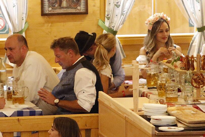 Manuel Neuer mit seiner Freundin Nina im Schützenzelt