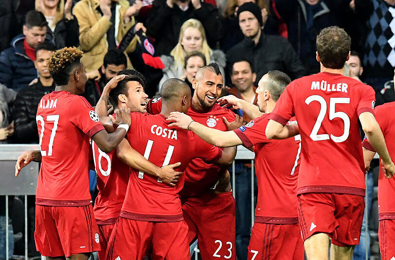 Die Spieler des FC Bayern bejubeln den Treffer von Arturo Vidal zum 1:0.