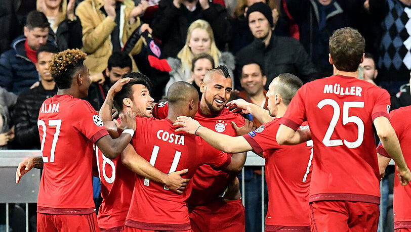 Die Spieler des FC Bayern bejubeln den Treffer von Arturo Vidal zum 1:0. Die Spieler des FC Bayern bejubeln den Treffer von Arturo Vidal zum 1:0.