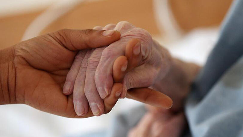Anbieter vopn Pflegediensten sollen Pflegekassen um hohe Summen betrogen haben. Anbieter vopn Pflegediensten sollen Pflegekassen um hohe Summen betrogen haben.