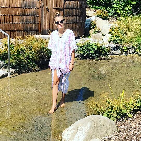 Cathy Hummels entspannt sich daheim in Bayern. Für Ehemann Mats Hummels fängt das Training beim FC Bayern wieder an.