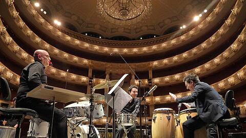 OPERercussion, die Schlagzeuger des Bayerischen Staatsorchesters, vor dem leeren Zuschauerraum des Nationaltheaters.