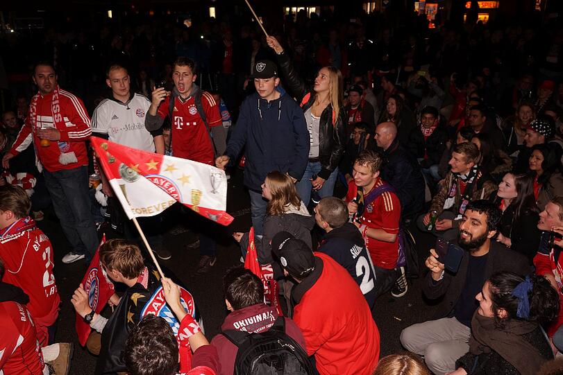 Auf der Leopoldstraße in München feiern Fans des FC Bayern München den Sieg im DFB-Pokal gegen den VfB Stuttgart.
