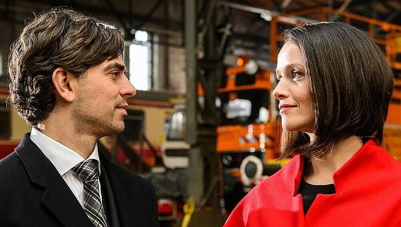 "Alles was zählt": Jenny glaubt sich mit Veit auf einer Wellenlänge und ahnt nicht, dass dieser seinen eigenen Plan verfolgt "Alles was zählt": Jenny glaubt sich mit Veit auf einer Wellenlänge und ahnt nicht, dass dieser seinen eigenen Plan verfolgt