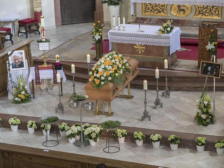Der Sarg von Domkapellmeister Georg Ratzinger steht im Dom. Foto: Uwe Moosburger/Bistum Regensburg/dpa