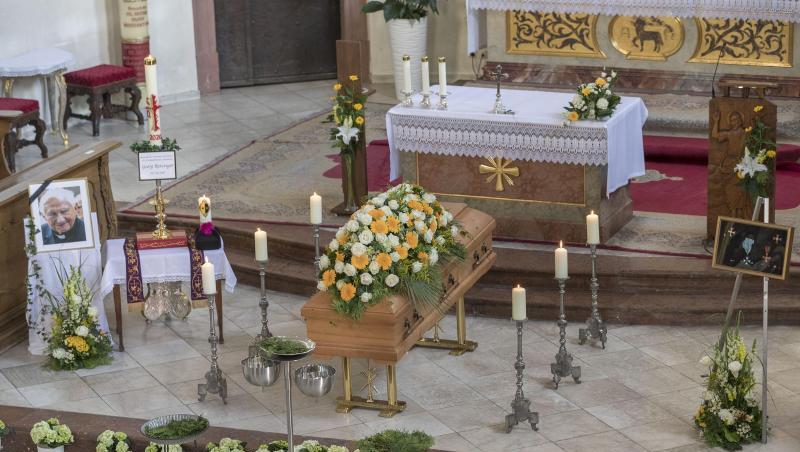 Der Sarg von Domkapellmeister Georg Ratzinger steht im Dom. Foto: Uwe Moosburger/Bistum Regensburg/dpa Der Sarg von Domkapellmeister Georg Ratzinger steht im Dom. Foto: Uwe Moosburger/Bistum Regensburg/dpa