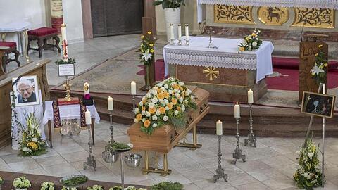 Der Sarg von Domkapellmeister Georg Ratzinger steht im Dom. Foto: Uwe Moosburger/Bistum Regensburg/dpa