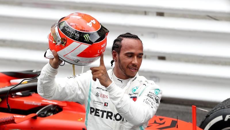 Lewis Hamilton zeigt nach seinem Sieg in Monaco auf seinen Helm mit der Aufschrift Niki Lauda. Lewis Hamilton zeigt nach seinem Sieg in Monaco auf seinen Helm mit der Aufschrift Niki Lauda.