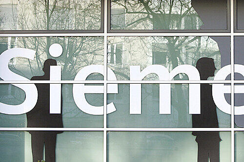 Fassade des Siemens-Forums in München: Der Konzern will die Prüfer möglicherweise in Haftung nehmen &ndash; die weisen jegliche Schuld von sich.