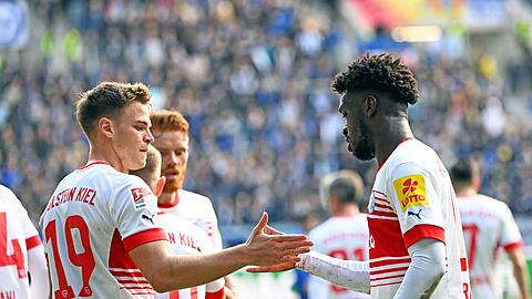 Der Kieler Simon Lorenz (l) jubelt mit dem Torschützen Kwasi Okyere Wriedt über das 2:0 gegen den KSC.