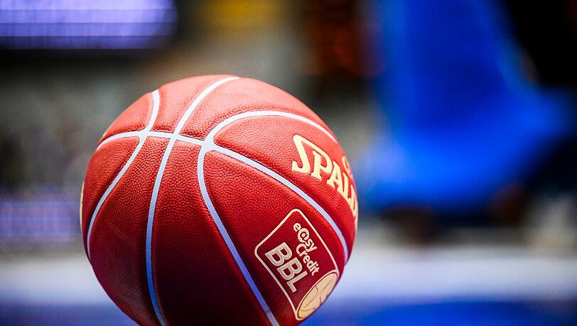 Der Basketball der easy Credit BBL liegt auf dem Boden.