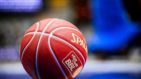 Der Basketball der easy Credit BBL liegt auf dem Boden.
