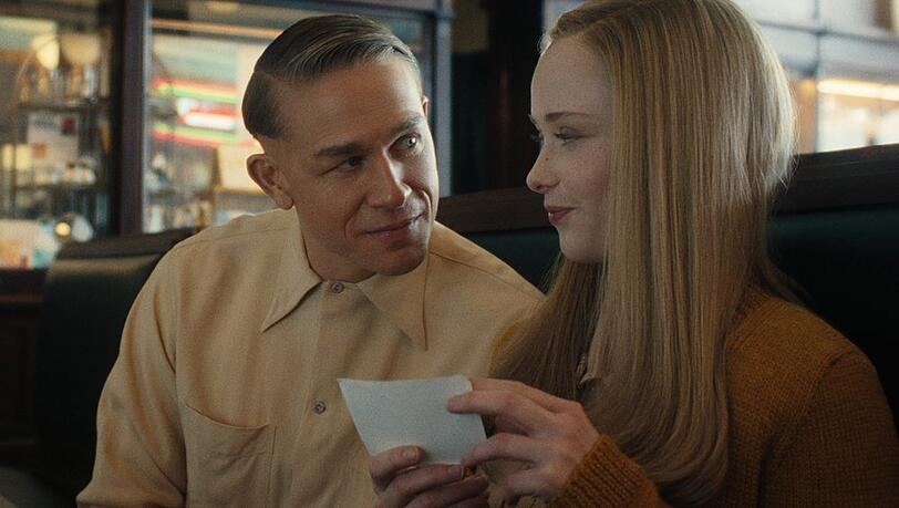 Alltag eines Killers: Charlie Hunnam und Suzanna Son in "Monster: Die Geschichte von Ed Gein".