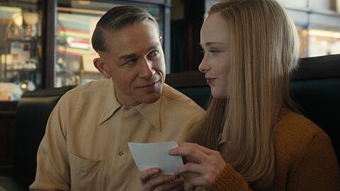 Alltag eines Killers: Charlie Hunnam und Suzanna Son in "Monster: Die Geschichte von Ed Gein".