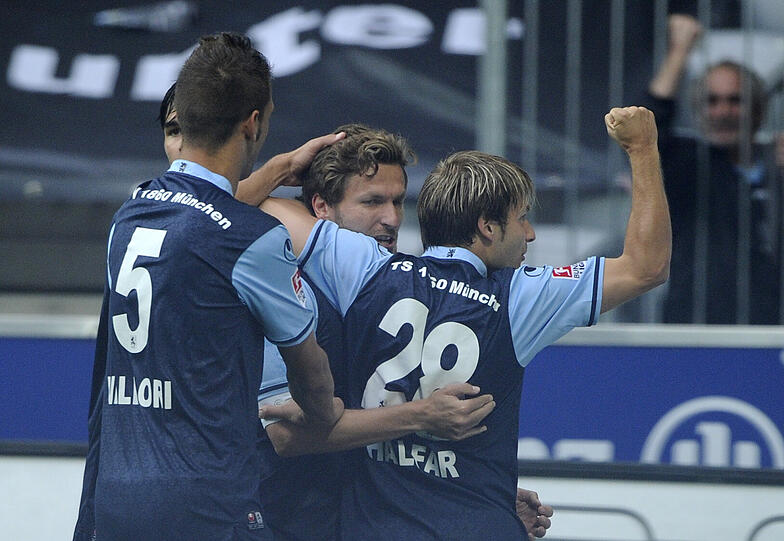 Blaue Freude: Guillermo Vallori (v.l.), Benjamin Lauth und Daniel Halfar bejubeln ein Tor der Sechzger