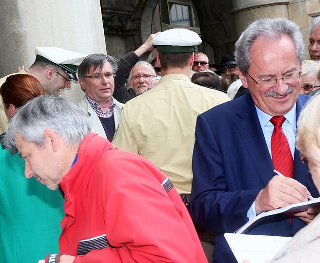 Auf dem Marienplatz hat sich der 66-Jährige am
Mittwoch nach 21 Jahren im Amt von den Bürgern der Stadt
verabschiedet.