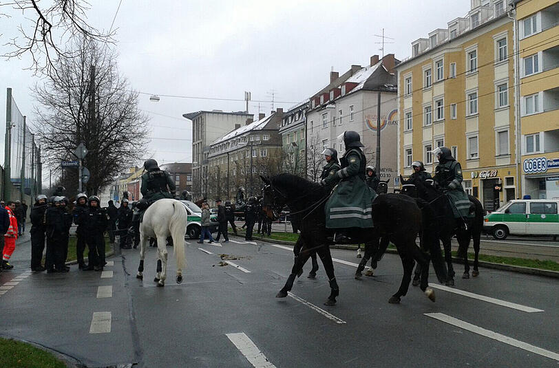 Die Polizei war insgesammt mit dem Verhalten der Fans zufrieden.