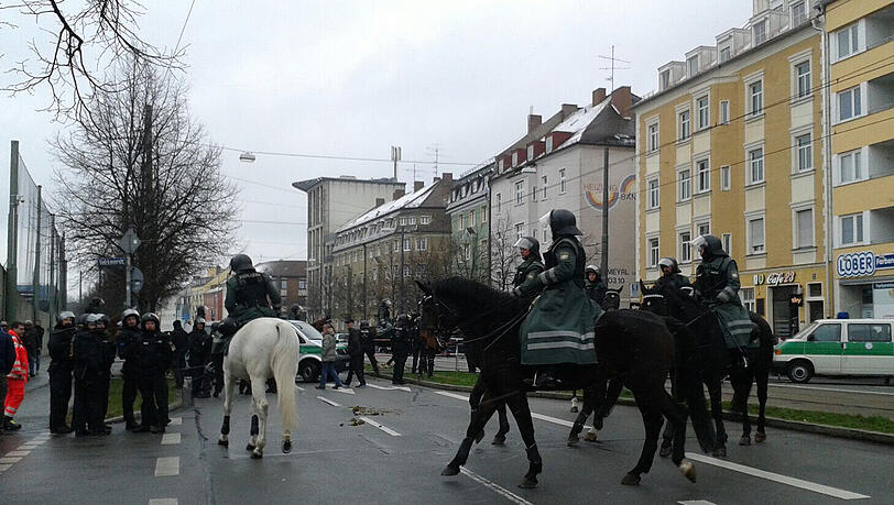 Die Polizei war insgesammt mit dem Verhalten der Fans zufrieden.