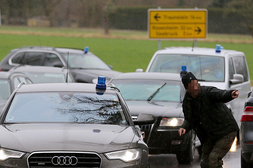 Bilder vom großen SEK-Einsatz in Chieming. Ein 54-jähriger Mann verschanzte sich schwer bewaffnet in seiner Wohnung.