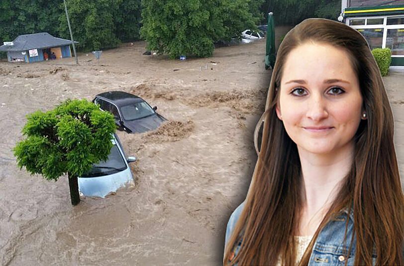 Der Ortskern von Simbach ist völlig überschwemmt, Autos versinken im Schlammwasser.