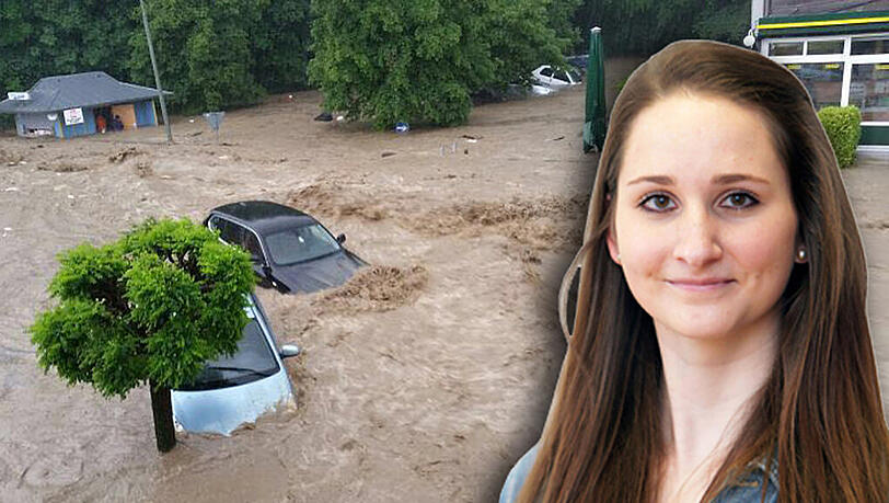 Der Ortskern von Simbach ist völlig überschwemmt, Autos versinken im Schlammwasser.