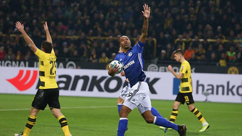 Unfassbar! Der FC Schalke 04 macht bei Borussia Dortmund aus einem 0:4 noch ein 4:4 - hier jubelt Naldo.