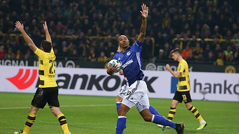 Unfassbar! Der FC Schalke 04 macht bei Borussia Dortmund aus einem 0:4 noch ein 4:4 - hier jubelt Naldo.