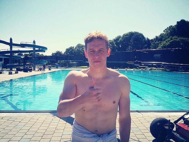 "Viele Grüße aus dem Freibad! Drehen kann so schön sein": Matthias Schweighöfer im Michaelibad.