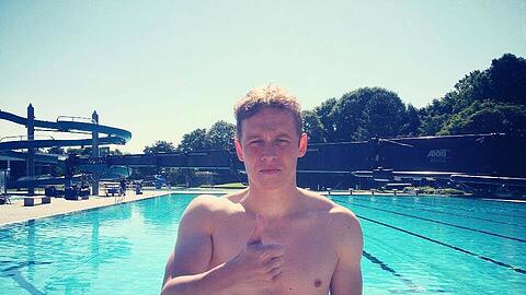 "Viele Grüße aus dem Freibad! Drehen kann so schön sein": Matthias Schweighöfer im Michaelibad.