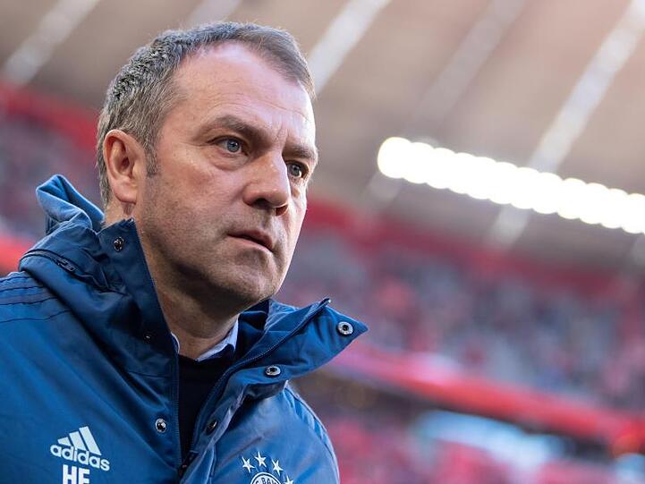 Trainer Hansi Flick von München kommt vor dem Spiel in das Stadion. Foto: Sven Hoppe/dpa/Archivbild
