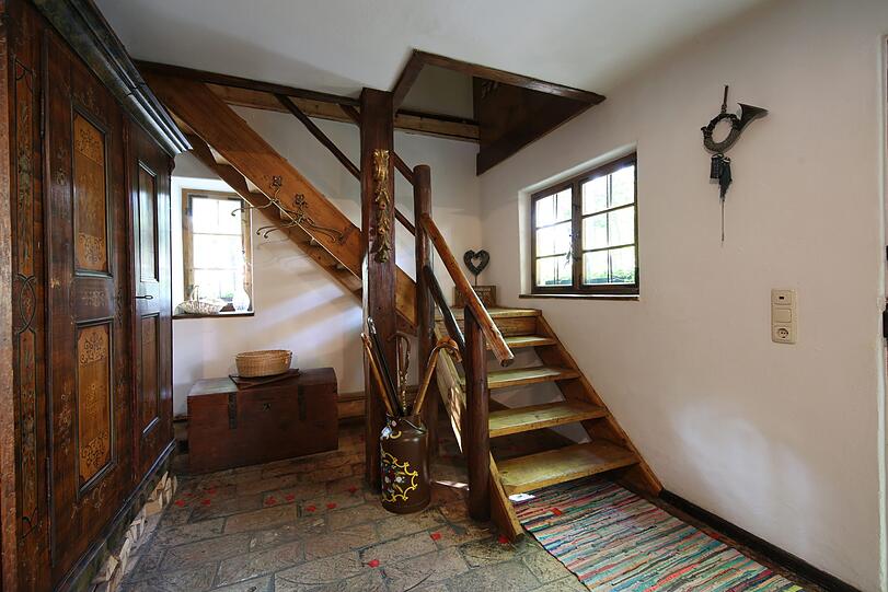 Der Flur mit der Treppe schaut aus wie anno 1847.
