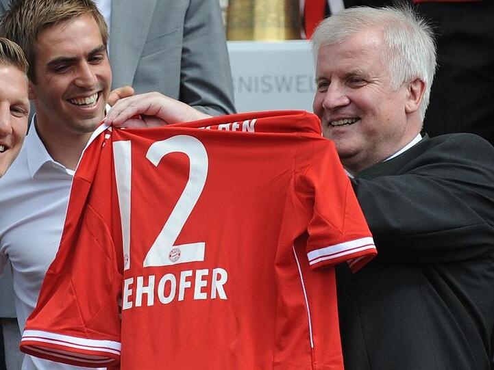 "Ich finde den Zeitplan der DFL plausibel und unterstütze einen Neustart im Mai", sagte Seehofer.
