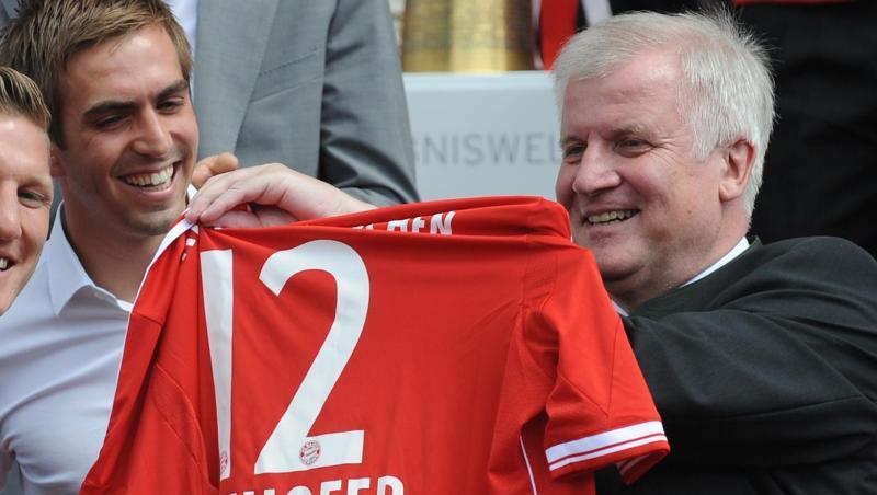 "Ich finde den Zeitplan der DFL plausibel und unterstütze einen Neustart im Mai", sagte Seehofer. "Ich finde den Zeitplan der DFL plausibel und unterstütze einen Neustart im Mai", sagte Seehofer.