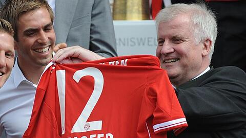 "Ich finde den Zeitplan der DFL plausibel und unterstütze einen Neustart im Mai", sagte Seehofer.
