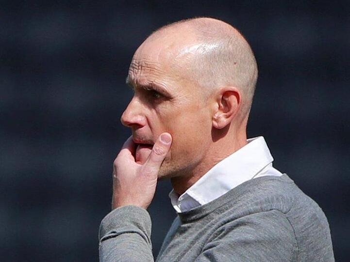 Heiko Herrlich fasst sich an sein Kinn. Foto: Hannibal Hanschke/Reuters Pool/dpa/Archivbild