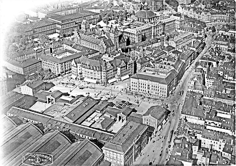 Blick vom Hauptbahnhof (unten im Bild) auf Hertie, Telegrafenamt und Justizpaläste.